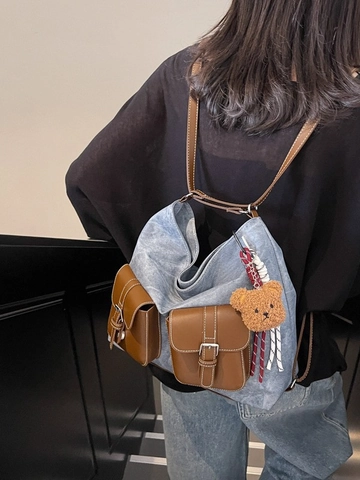 Sac à Dos en Cuir PU Grande Capacité pour Femmes Grand Sac Rétro Polyvalent Sac à Bandoulière Avec Pendentif Ours Sac à Dos Patchwork