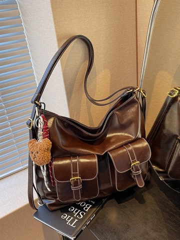 Retro PU Leder Grote Capaciteit Tote Tas Moto Stijl Multi Pocket Schoudertas Met Beer Hanger Voor Dames Dagelijks Werk