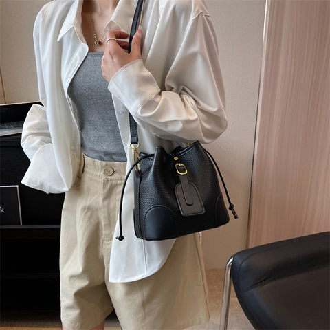 Women Fashion PU Leather Lychee Pattern Bucket Bag Minimalist Contrast Color Splicing Crossbody Bag Drawstring Shoulder Bag