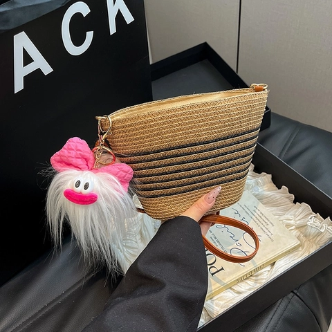 Damen Japanische Vintage Stroh Gewebt Gestreift Eimer Tasche Mit Süßem Plüsch Monster Anhänger Casual Strand Urlaub Umhängetasche