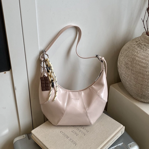 Women Chic Croissant Shoulder Bag Solid Color Synthetic Leather Half Moon Underarm Bag Fashion Commuting Hobo Bag With Pendant