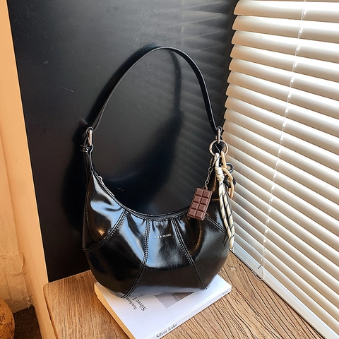 Women Chic Croissant Shoulder Bag Solid Color Synthetic Leather Half Moon Underarm Bag Fashion Commuting Hobo Bag With Pendant
