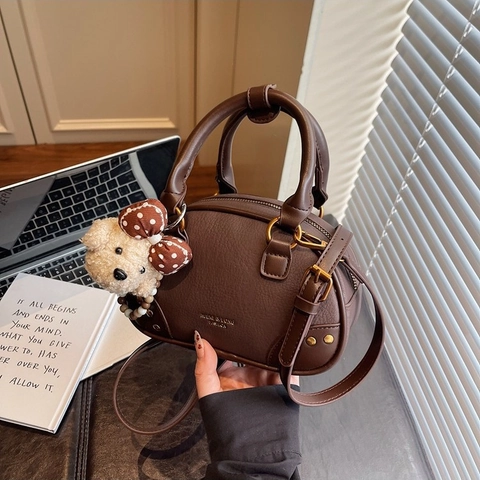 Sac Boston Vintage en Cuir PU pour Femmes Sac à Main Couleur Contrastée Bandoulière Avec Pendentif Ours en Peluche Petit Sac