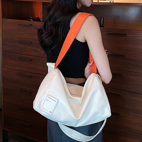 Sac à Épaule Oreiller en Cuir PU Minimaliste pour Femmes Grande Capacité Bandoulière Contrastée Sac Moderne Urbain Décontracté