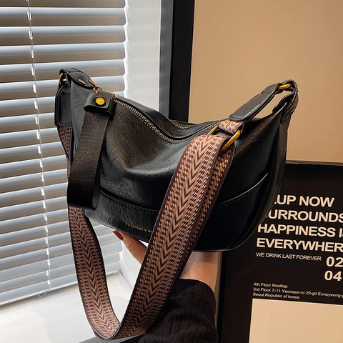 Vintage PU Leather Large Capacity Dumpling Bag For Women Fashion Retro Half Moon Crossbody Bag With Patterned Wide Strap