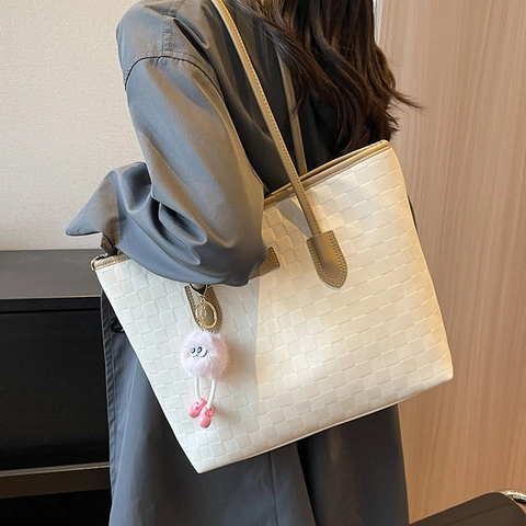 Damen Tote Bag Große Kapazität Mode Schachbrettmuster Geprägt PU Leder Schultertasche Einfache Pendler Handtasche Mit Monster Anhänger