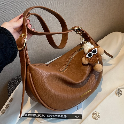 Bolso Hobo de Media Luna de Cuero PU de Grano de Lichi Retro para Mujer Bolso de Hombro con Letra de Moda con Colgante de Oso de Peluche
