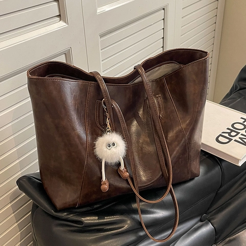 Grand Sac en Cuir PU à Cire Huilée Vintage pour Femmes Sac à Épaule Rétro avec Pendentif Monstre en Peluche