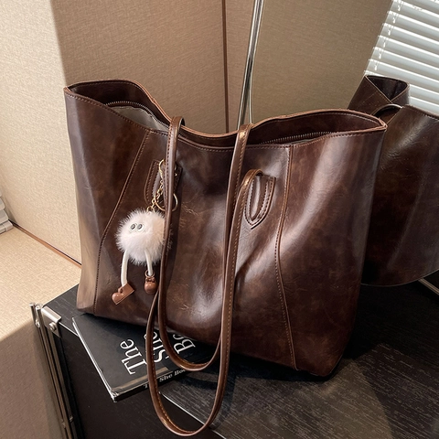 Grand Sac en Cuir PU à Cire Huilée Vintage pour Femmes Sac à Épaule Rétro avec Pendentif Monstre en Peluche