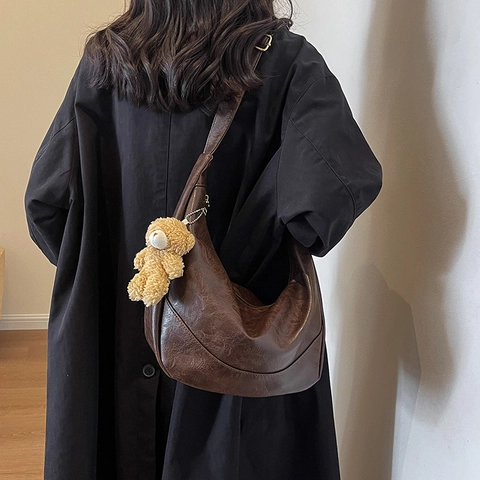 Sac Hobo en Cuir PU Vintage pour Femmes Grande Capacité Sac à Bandoulière Forme Lune Avec Pendentif Ours en Peluche