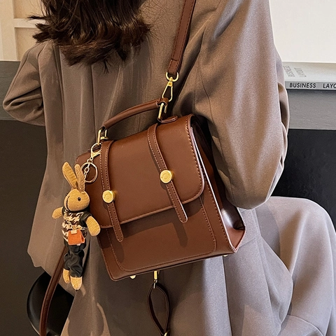 Mochila Pequeña de Cuero PU Vintage para Mujer Estilo Preppy Bolso de Mano Multifuncional Bolso Bandolera Con Colgante Conejo