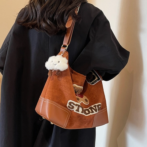 Sac Fourre-tout Patchwork en Cuir PU Suède Rétro Grande Capacité Sac à Bandoulière Ours Brodé Avec Pendentif Nuage Femme