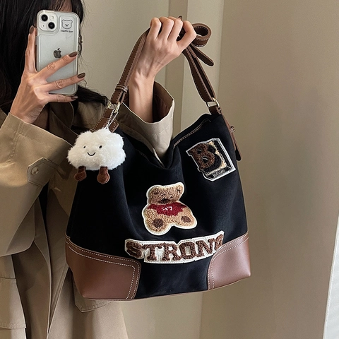 Sac Fourre-tout Patchwork en Cuir PU Suède Rétro Grande Capacité Sac à Bandoulière Ours Brodé Avec Pendentif Nuage Femme