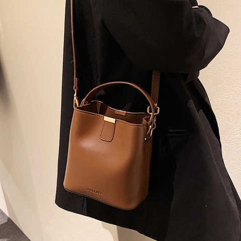 Western Retro PU Leather Bucket Bag For Women Minimalist Solid Color Shoulder Crossbody Bag With Top Handle Metal Hardware