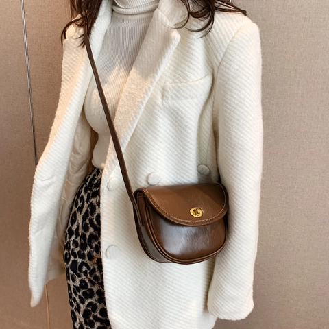 Damen Vintage PU Leder Satteltasche Mit Goldenem Metall Drehverschluss Verstellbarer Riemen Mode Einfache Umhängetasche