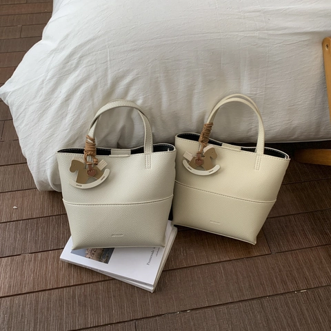 Vintage Women's Litchi Grain Synthetic Leather Shoulder Bag With Horse Pendant Minimalist Handheld Bucket Bag Daily Commute