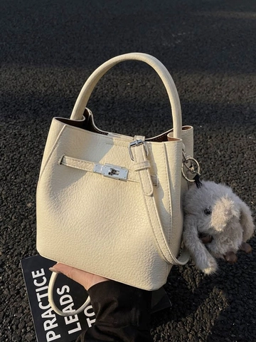 Sac Seau pour Femmes en Cuir Synthétique Motif Litchi Serrure Métallique Argent Sac à Main Sac à Bandoulière Avec Charme Lapin