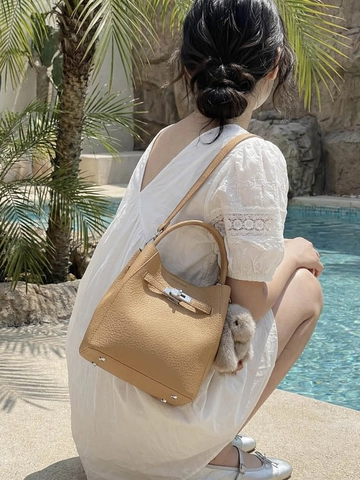 Sac Seau pour Femmes en Cuir Synthétique Motif Litchi Serrure Métallique Argent Sac à Main Sac à Bandoulière Avec Charme Lapin