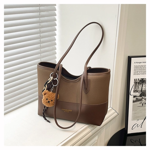 Sac Fourre-tout Vintage en Cuir Synthétique pour Femmes Sac à Bandoulière Grande Capacité Avec Porte-clés Ours