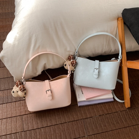 Sac à Sous-bras en Cuir Synthétique Chic Rétro Coréen Pour Femmes Sac Seau à Épaule Minimaliste Avec Pendentif Ours Sac à Main Trajet