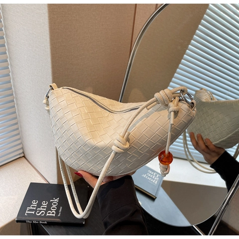 Borsa Hobo a Mezzaluna in Pelle PU Intrecciata di Nicchia Grande Capacità Tracolla con Nodo Borsa a Tracolla da Donna