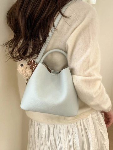 Bolso de Cubo de Cuero PU Retro para Mujer Bolso de Hombro Color Sólido Minimalista Con Colgante de Oso para Viajes Diarios al Trabajo