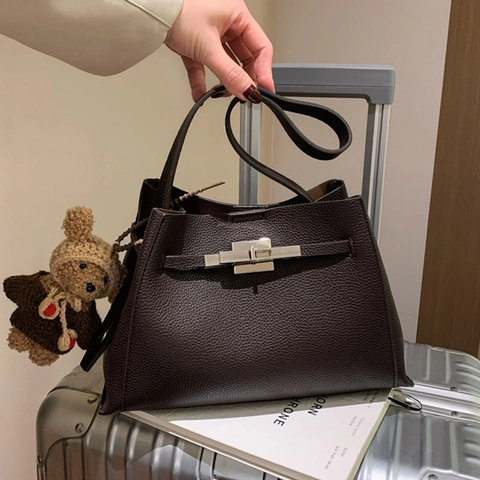Sac Seau Femme en Cuir PU Vintage Motif Lychee Sac Bandoulière Avec Fermoir en Métal Pendentif Ours en Peluche Sac à Main Élégant