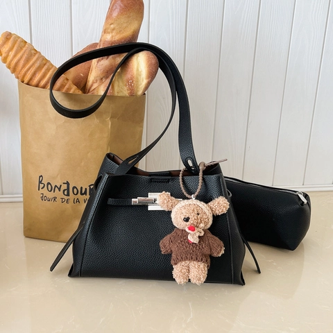 Sac Seau Femme en Cuir PU Vintage Motif Lychee Sac Bandoulière Avec Fermoir en Métal Pendentif Ours en Peluche Sac à Main Élégant