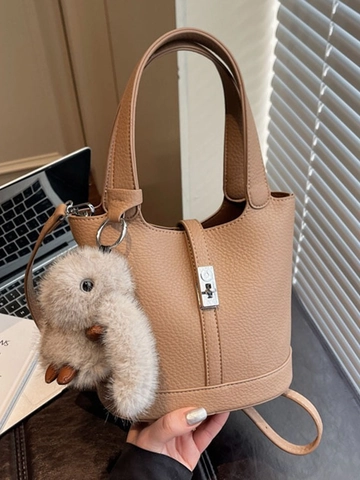 Sac Seau pour Femmes en Cuir PU à Grain de Litchi Rétro Style Coréen Minimaliste Avec Pendentif Lapin en Peluche