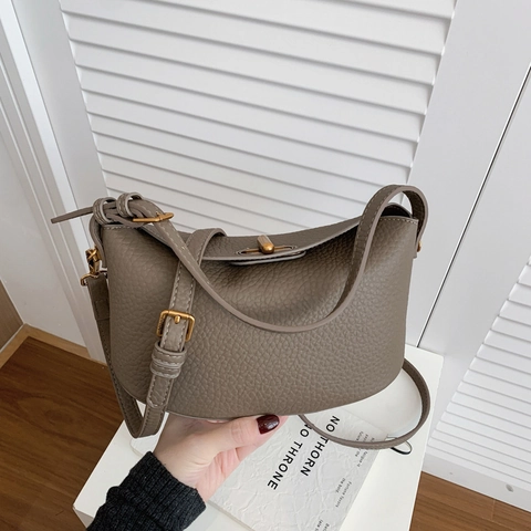 Elegante Kunstleder Schultertasche Für Damen Lychee Muster Handtasche Mit Bärenanhänger Pendler Tote Umhängetasche