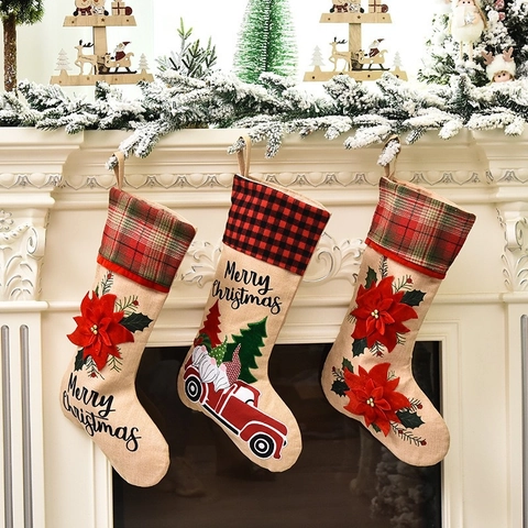 Grande Chaussette de Noël en Toile de Jute Revers à Carreaux Broderie Machine Père Noël Camion Rouge Sac Cadeau Déco Cheminée