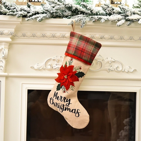 Grande Chaussette de Noël en Toile de Jute Revers à Carreaux Broderie Machine Père Noël Camion Rouge Sac Cadeau Déco Cheminée