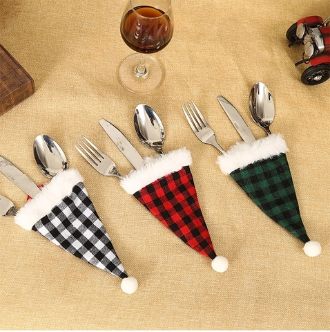 Ensemble de Porte-couverts de Noël à Carreaux Buffalo Forme Bonnet de Noël Pochettes en Tissu Déco de Table de Fête