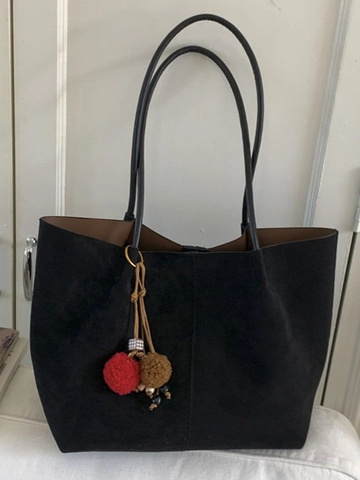 Grand Sac Fourre-tout en Similicuir Suède pour Femmes Sac à Épaule Rétro Avec Pendentif Boule en Peluche pour Travail