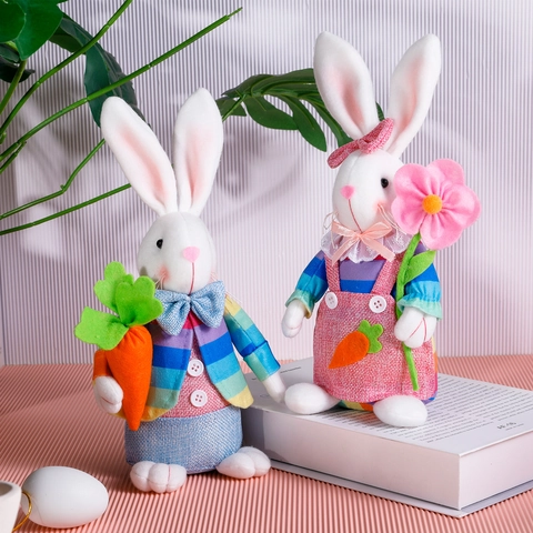 Statuina del Coniglietto di Pasqua Bambola di Peluche a Strisce Arcobaleno Con Fiore di Carota Tavolo Arredamento per la Casa