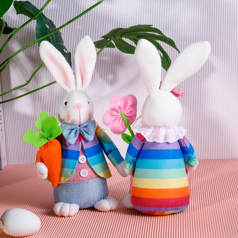 Statuina del Coniglietto di Pasqua Bambola di Peluche a Strisce Arcobaleno Con Fiore di Carota Tavolo Arredamento per la Casa