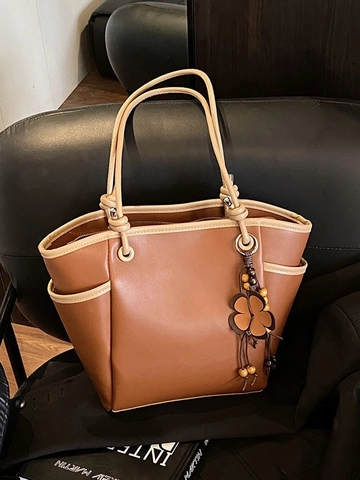 Bolso Tote de Mujer de Gran Capacidad de Cuero PU Con Colgante de Flor Bolso de Hombro Casual Retro Con Bolsillos Laterales