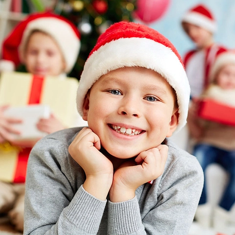 Bonnet de Noël Classique en Peluche Douce Rouge Blanc Chapeau de Père Noël Coiffe de Fête pour Adultes Enfants Décoration
