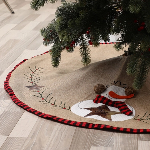 Handgefertigte Weihnachtsbaumdecke Aus Sackleinen Mit Besticktem Schneemann Rot-Schwarzem Karorand Und Joy-Stern-Muster