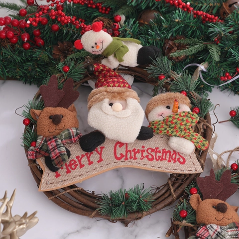 Couronne de Noël en Rotin Avec Poupées en Peluche Père Noël Renne Bonhomme de Neige Bannière en Jute Brodée Décoration