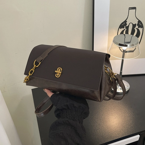 Vintage PU Leather Saddle Crossbody Bag For Women Fashion Solid Color Shoulder Messenger Bag With Metal Lock Chain Strap