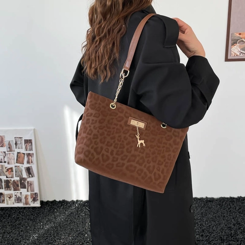 Borsa Tote da Donna alla Moda con Stampa Leopardata Grande Capacità Borsa a Spalla Retro Casual con Ciondolo a Cervo e Catena