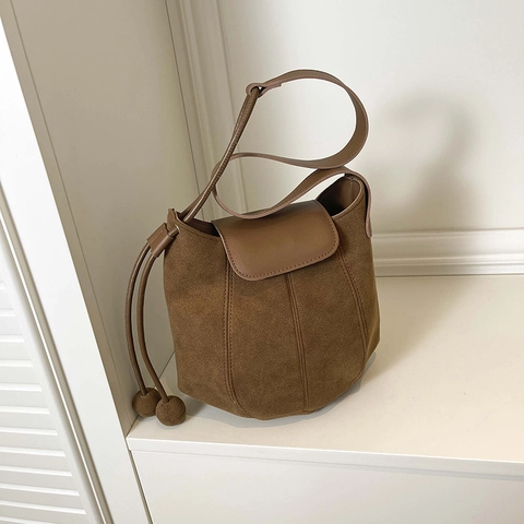 Vintage Women's Suede Bucket Bag Retro Drawstring Shoulder Bag With Decorative Ball Pendant Crossbody Tote Polyester Handbag