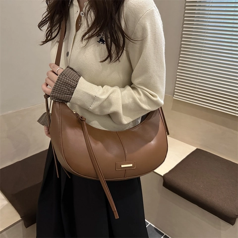 Bolso Bandolera de Media Luna de Cuero PU Minimalista Para Mujer Color Sólido Decoración de Metal Borla Cremallera Hobo Ajustable