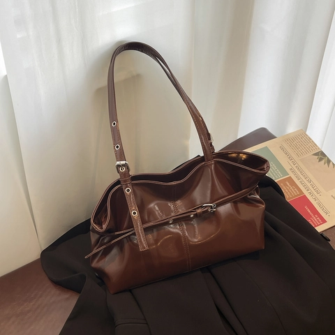 Dames Grote Capaciteit Schoudertas Glanzend PU-leer Retro Stijl Tote Met Gespen Verstelbare Riemen Voor Dagelijks Woon-werkverkeer