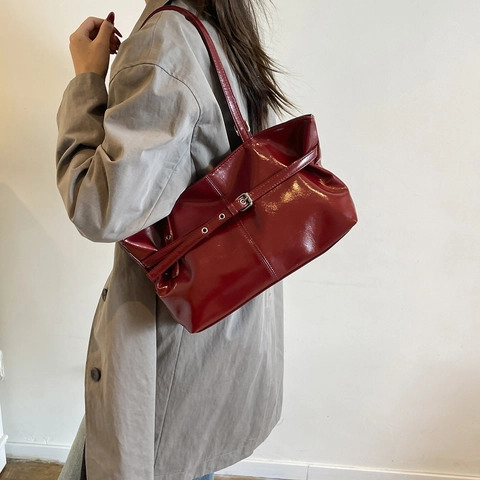 Dames Grote Capaciteit Schoudertas Glanzend PU-leer Retro Stijl Tote Met Gespen Verstelbare Riemen Voor Dagelijks Woon-werkverkeer
