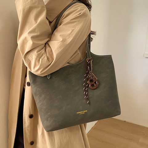 Women Retro PU Leather Tote Bag Large Capacity Shoulder Bag With Contrast Stitching Minimalist Commuter Work Bag With Pendant