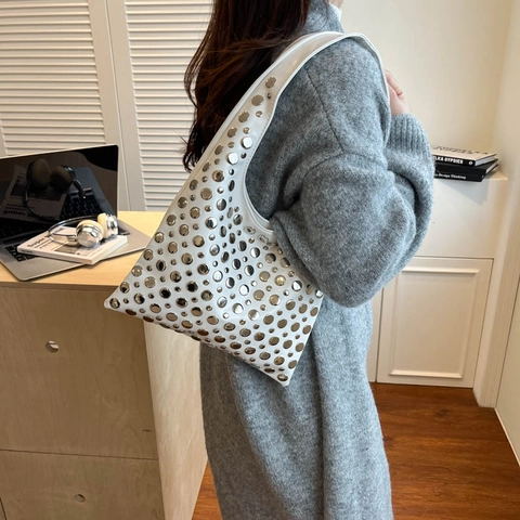 Sac d'Épaule en Cuir PU à Rivets Argentés Design de Niche Mode Punk Style de Rue Sac Hobo Bandoulière Femme Quotidien