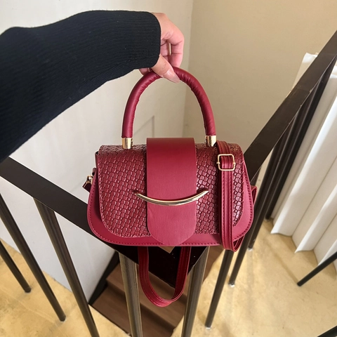 Bolso Bandolera de Moda en Cuero PU para Mujer con Solapa de Tejido Adorno de Metal Bolso de Hombro Vintage Color Sólido 2025