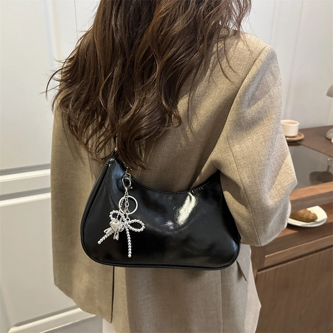 Bolso Hobo de Cuero PU de Color Sólido para Mujer Debajo del Brazo Con Colgante de Corazón de Lazo Bolso de Hombro Único Casual